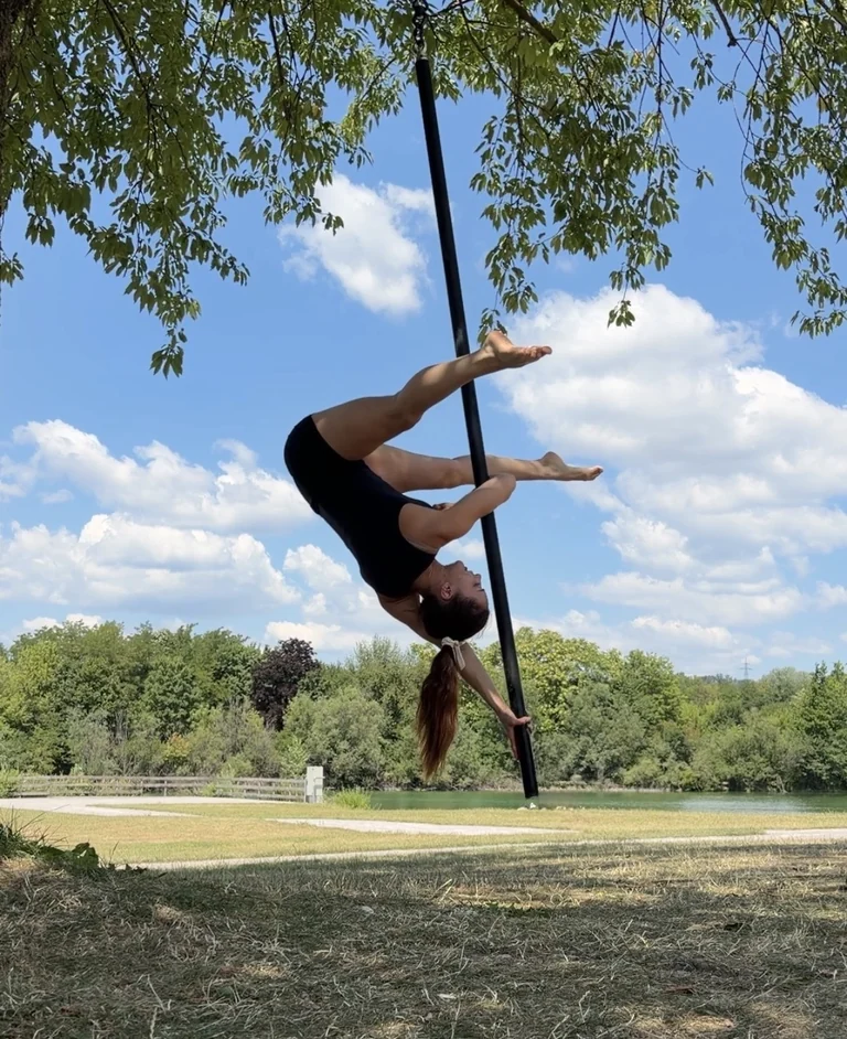 Poledance-Figur an einer Pole im Freien
