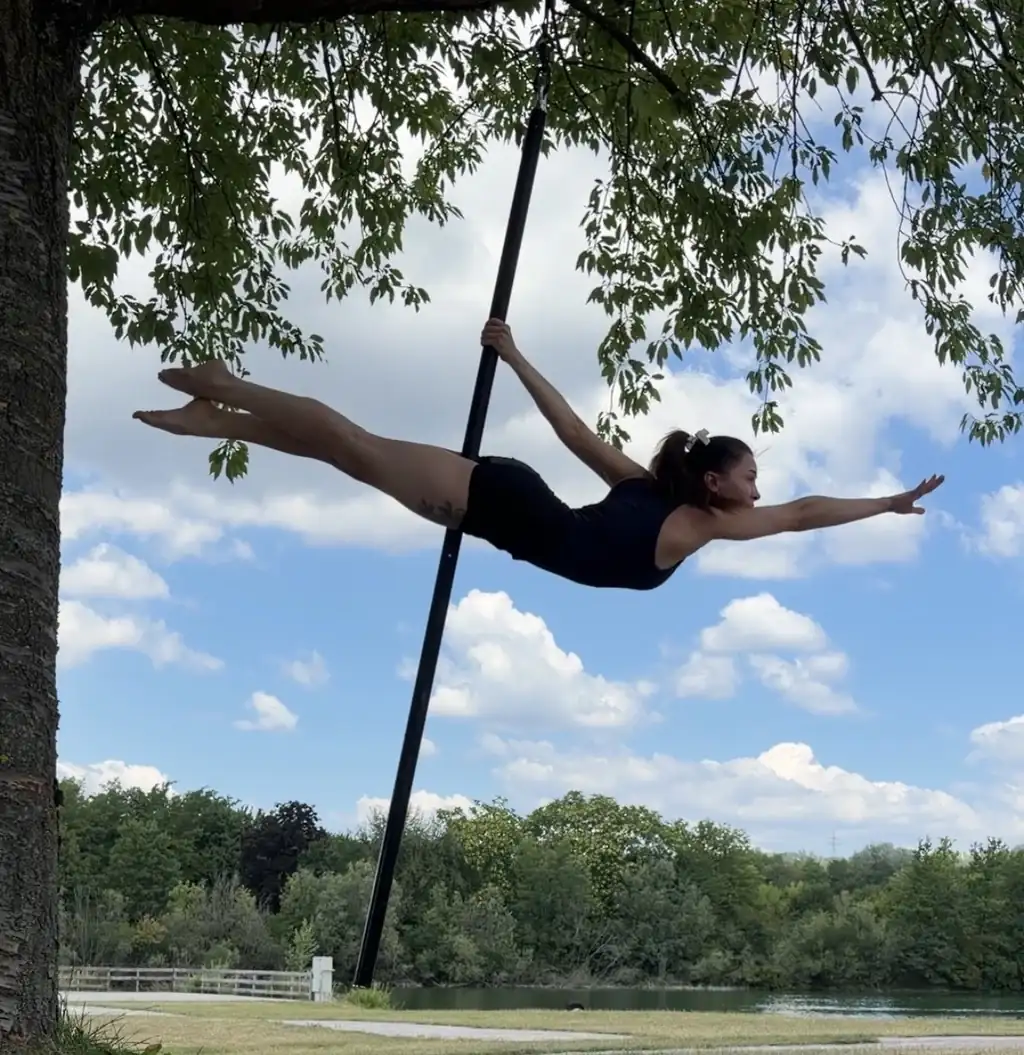 Poledance St. Pölten – Figur an einer Pole im Freien