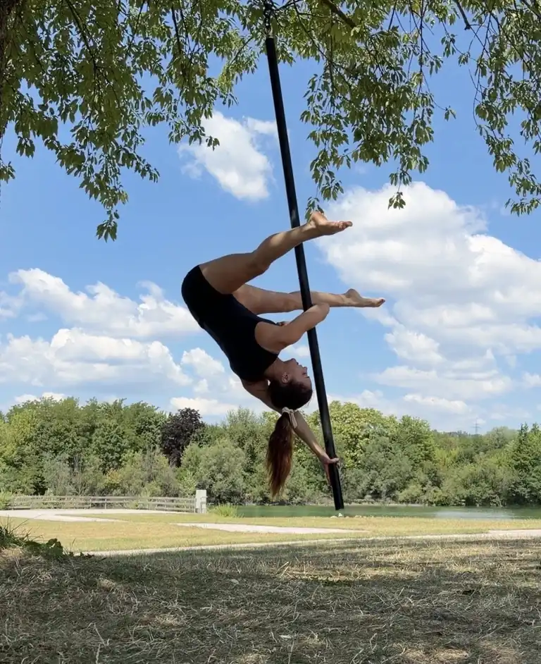 Poledance-Figur an einer Pole